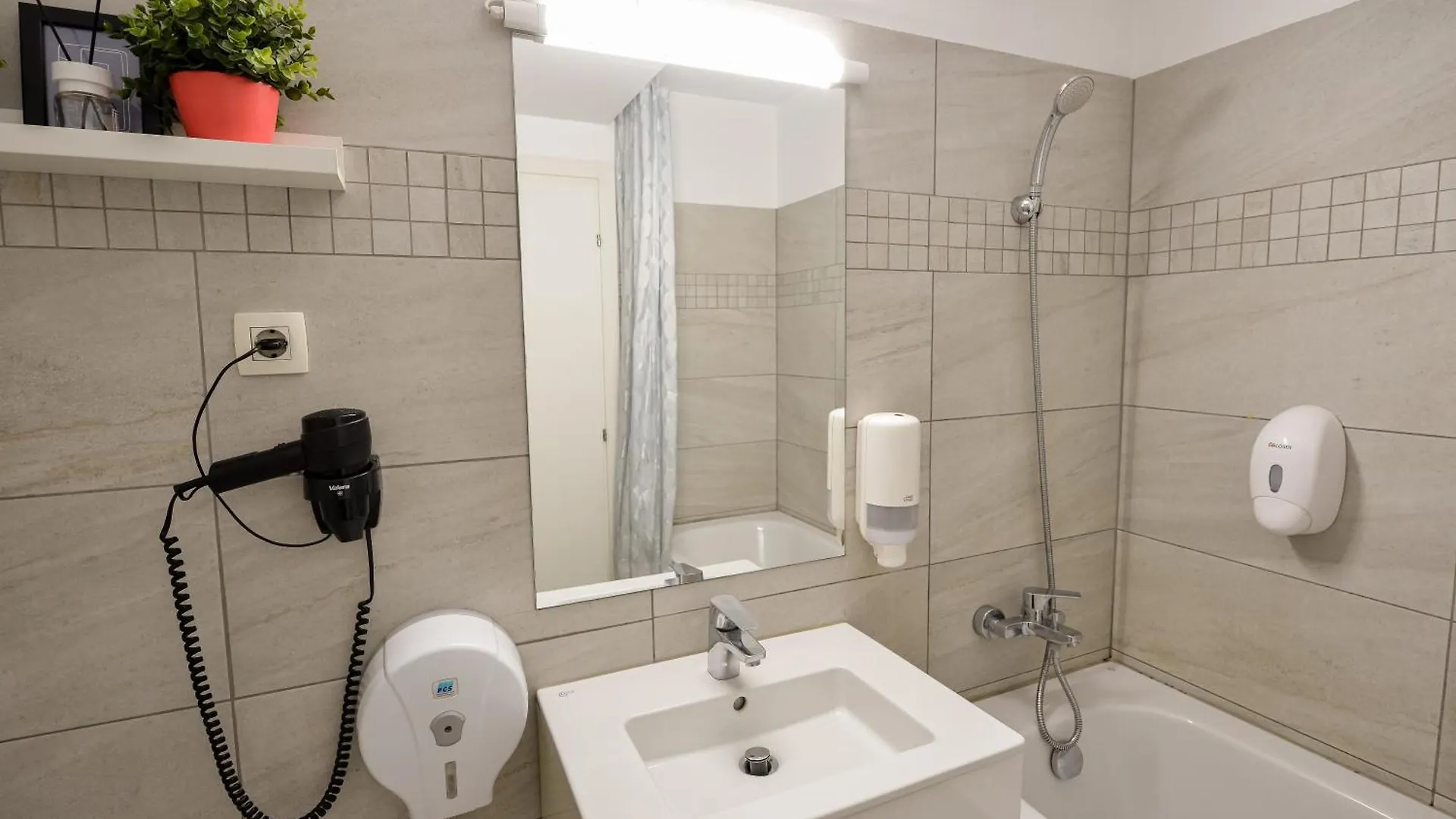 Dracula Adventure Tours Accommodation Bucharest 0*,