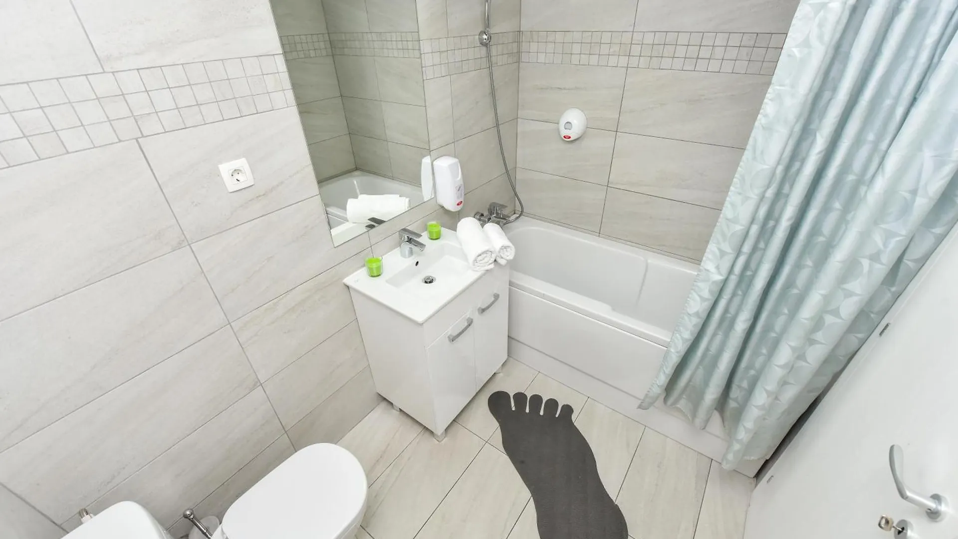 Dracula Adventure Tours Accommodation Bucarest 0*,  Rumanía
